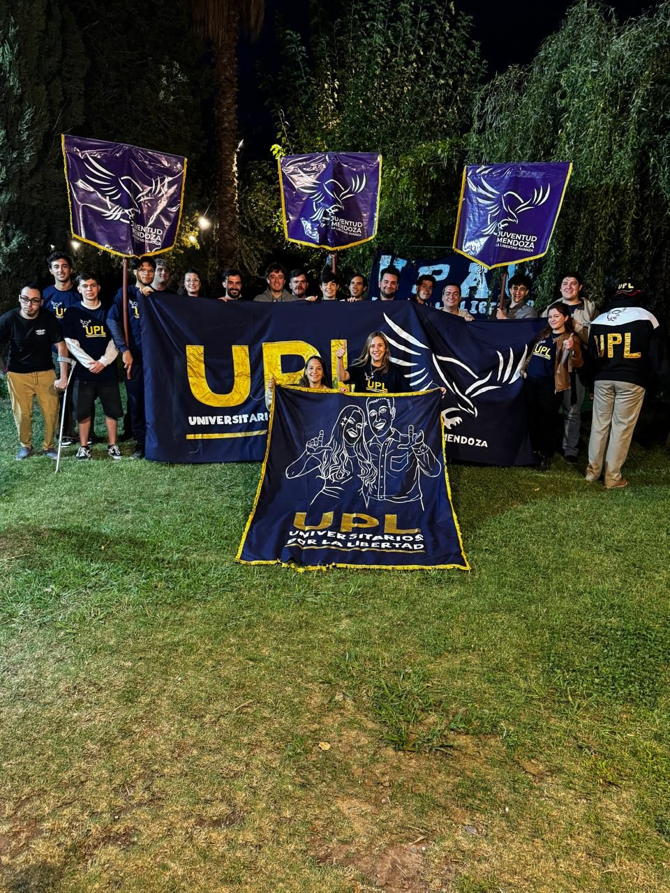 Militantes de UPL con banderas de noche