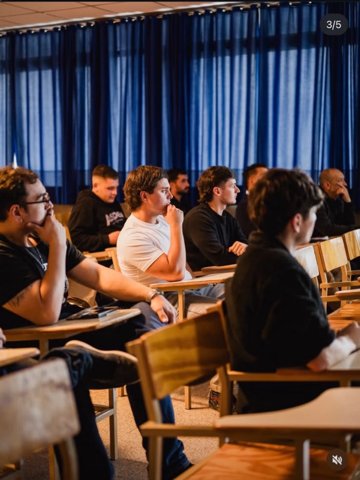 Estudiantes en una charla de UPL